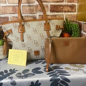 Dooney & Bourke Beige canvas and leather Shopper and dooney wristlet